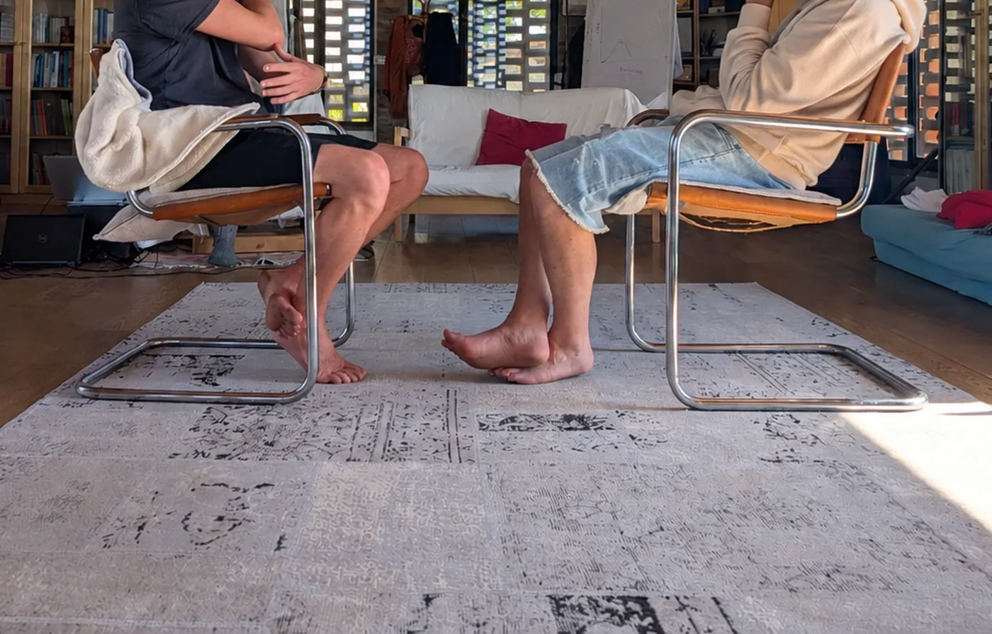 Due sedie una di fronte all’altra su un tappeto, nel salone: un colloquio individuale